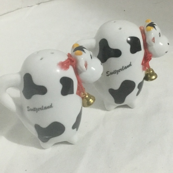 Cow salt and pepper shakers with Switzerland printed on the side.Excellent shape - Picture 2 of 6